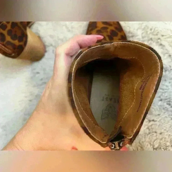 Chic Leopard Ankle Bootie - Picture 4 of 7